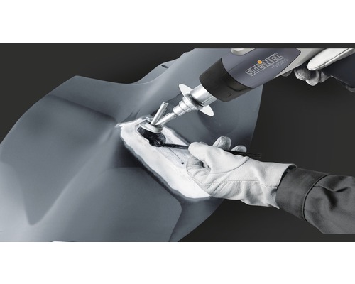 Heißluftpistole beim Kunststoffschweißen mit Handschuhen