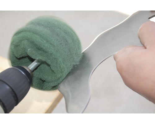 Bürstenaufsatz für Bohrmaschine beim Polieren eines Werkstücks.