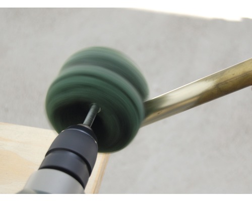 Polieren eines Messingrohrs mit einer Bohrmaschine und einer Polierscheibe