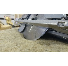 Kreissäge beim Sägen von Dämmstoff