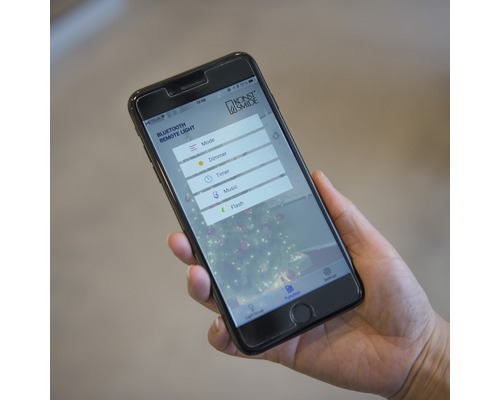Smartphone mit Anzeige der App zur Steuerung von Weihnachtsbeleuchtung