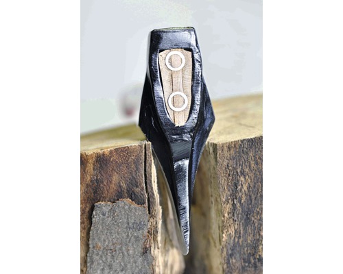 Axtkopf aus Stahl mit Holzkeil