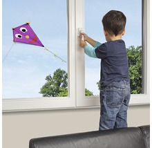 "Kind bedient einen Fenstergriff mit Fenstersicherung