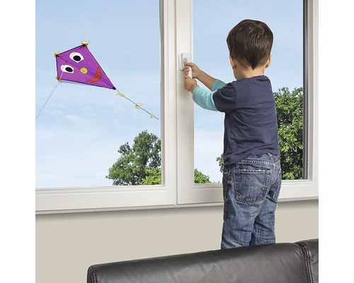 "Kind bedient einen Fenstergriff mit Fenstersicherung