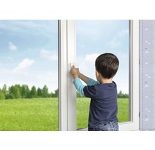 Junge betätigt einen Fenstergriff mit Kindersicherung am weißen Fenster