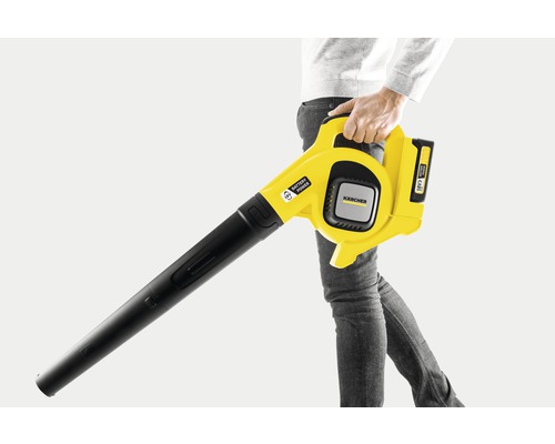 Akkubetriebener Laubbläser von Kärcher in Gelb und Schwarz in der Hand einer Person.