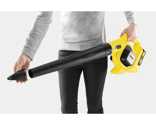 Kärcher Akku-Laubbläser mit Düse in der Hand