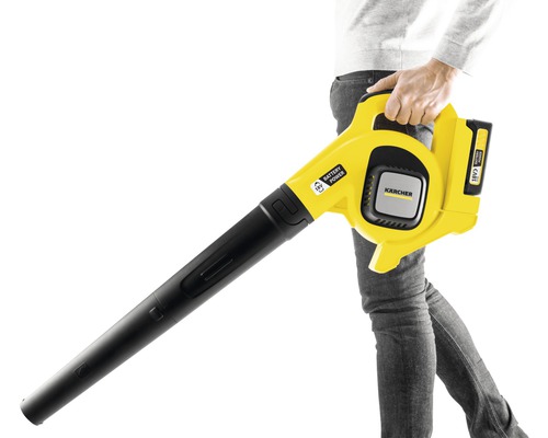 Kärcher Akku-Laubbläser mit Akku in der Hand gehalten