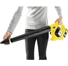 Person montiert eine Düse an einem gelben Akku-Laubbläser