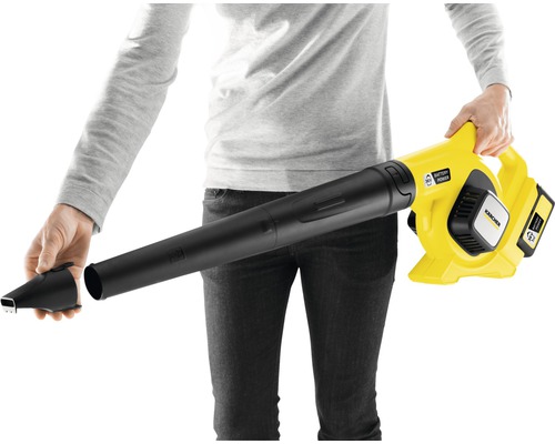 Person montiert eine Düse an einem gelben Akku-Laubbläser