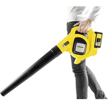 Gelber Kärcher Akku-Laubbläser mit schwarzem Blasrohr in der Hand