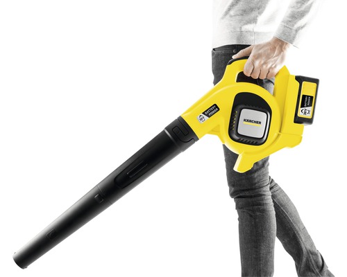 Gelber Kärcher Akku-Laubbläser mit schwarzem Blasrohr in der Hand