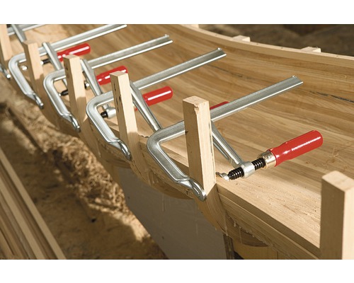 Holzbearbeitung mit Schraubzwingen zum Verleimen von Holz