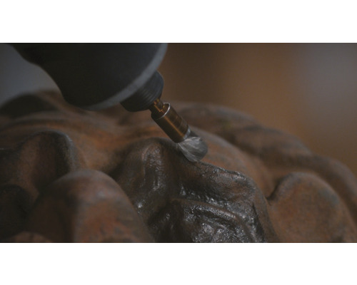 Multifunktionswerkzeug im Einsatz auf einer Skulptur