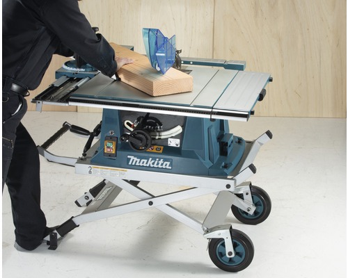 Makita Tischkreissäge beim Schneiden eines Holzstücks