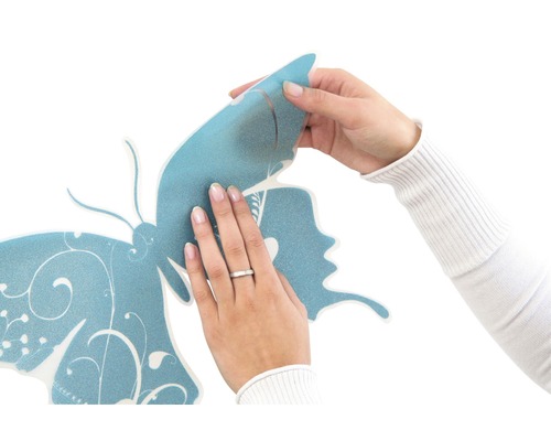 Anbringen eines Wandtattoos mit Schmetterlingsmotiv