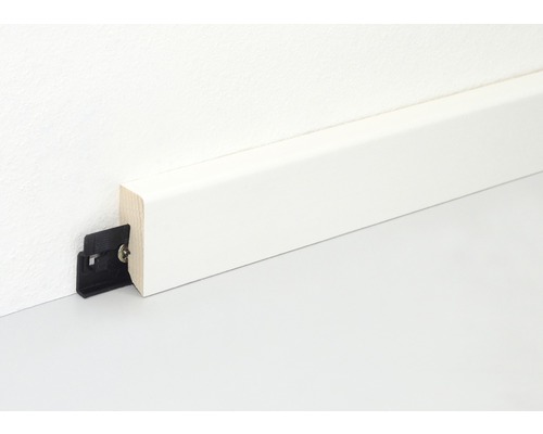 Sockelleiste aus Holz mit Befestigungsclip an der Wand