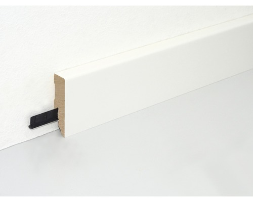 Weiße Fußleiste mit Montageclip an der Wand