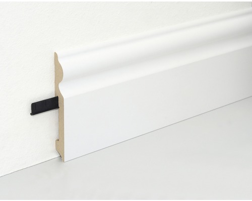 Weiße Sockelleiste mit Befestigungsclip an einer Wand
