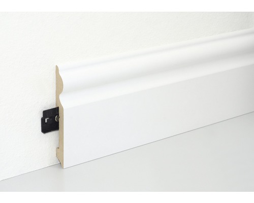 Weiße Sockelleiste mit Befestigungsclip an der Wand