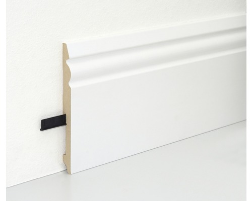 Sockelleiste aus Holz mit Befestigungsclip an der Wand