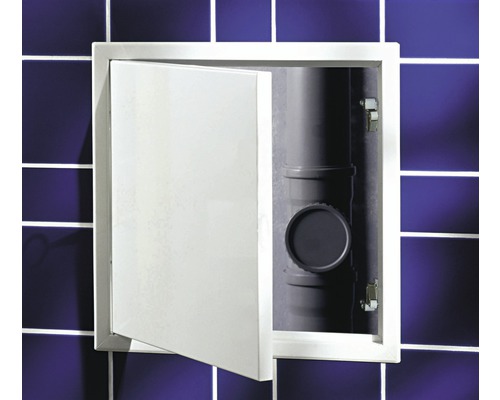 Revisionsklappe in einer Badezimmerwand mit Fliesen und Rohren dahinter