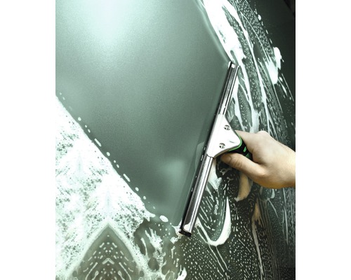 Fensterreinigung mit einem Abzieher mit Griff