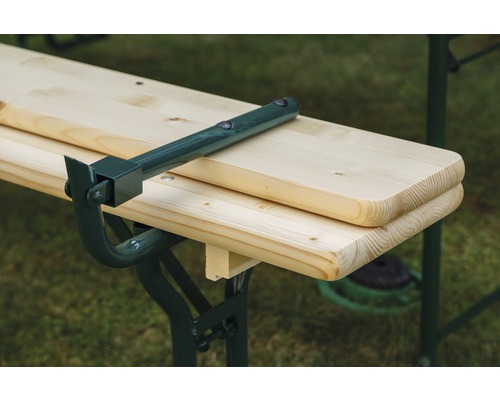 Detailansicht einer Festzeltgarnitur mit Holztisch und Metallgestell