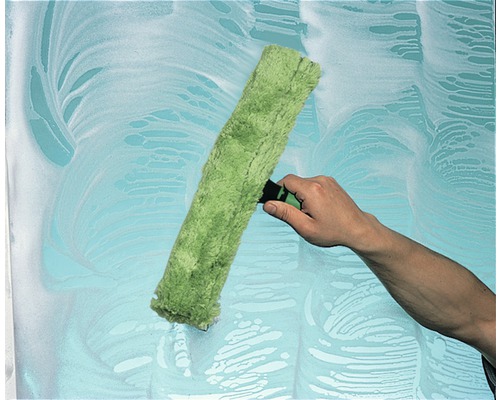 Hand reinigt Fenster mit einem Fensterwischer