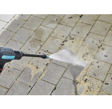 Hochdruckreiniger im Einsatz auf Steinplatten zur Reinigung