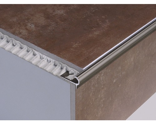 Detailaufnahme einer Fliesenkante mit Kantenschutzprofil