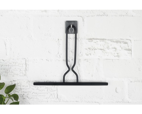 Schwarzer Badwischer mit Halterung an einer Wand