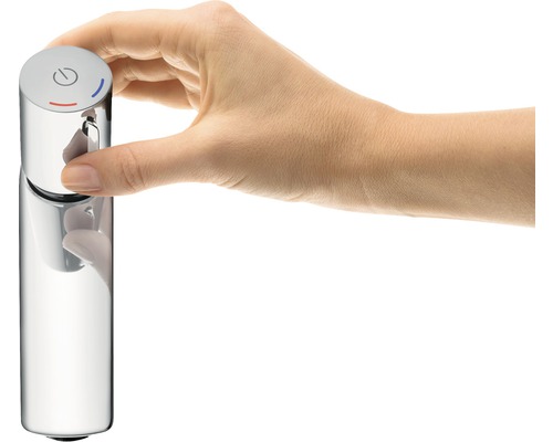 Hand betätigt einen Wasserhahn mit Energiesparfunktion