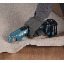 Makita Akku-Schere schneidet Teppich