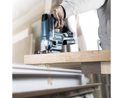 Makita Stichsäge im Einsatz beim Schneiden von Holz