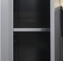 Detailansicht eines Regals aus Metall für Werkstattschränke.