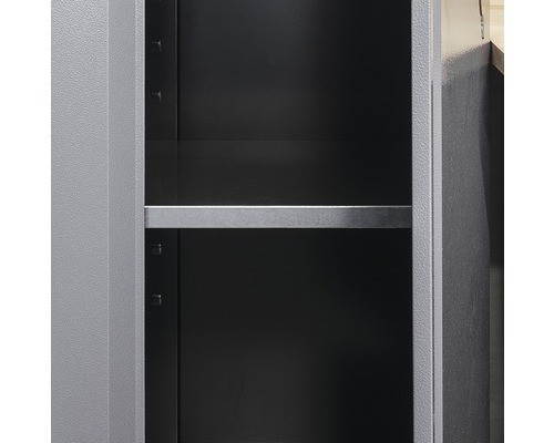 Detailansicht eines Regals aus Metall für Werkstattschränke.