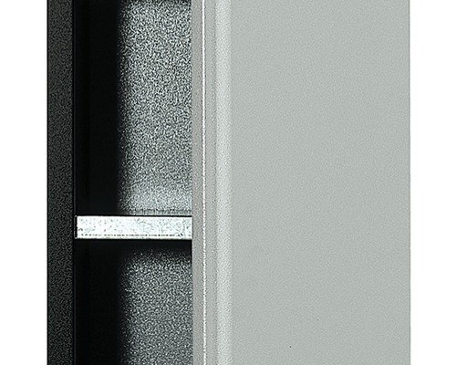 Detailansicht eines Stahlschranks mit Fachboden