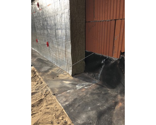 Außenwanddämmung mit Mineralwolle und Aluminiumkaschierung an einem Gebäude.