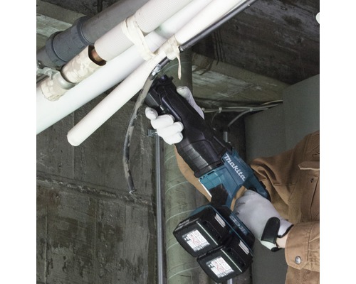 Rohrtrennung mit einer Akku-Säbelsäge von Makita