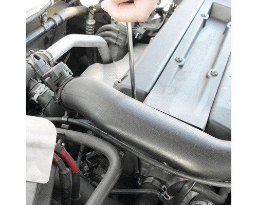 Detailaufnahme eines Automotors bei der Reparatur mit Schraubenzieher