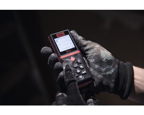 Hand mit Arbeitshandschuh bedient Laser-Entfernungsmesser mit einer Reichweite von 60 Metern.