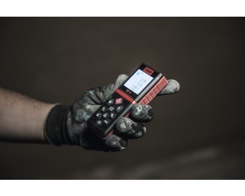 Eine Hand mit Arbeitshandschuh hält einen Entfernungsmesser