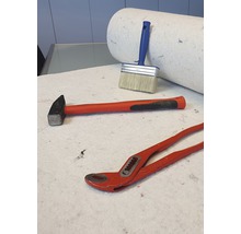 Hammer, Farbroller, Quast und Rohrzange liegen auf dem Untergrund.
