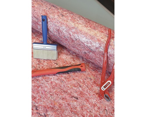 Szene mit einem Hammer, einer Rohrzange, einer Deckenbürste und einem Rollen Malervlies.