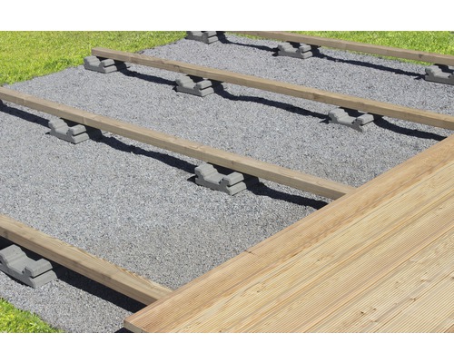 Unterkonstruktion einer Holzterrasse mit Betonfundamentsteinen