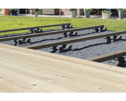 Aufbau einer Holzterrasse mit Unterkonstruktion auf Kies
