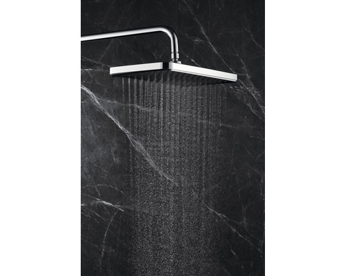 Quadratischer Duschkopf mit Wasserstrahl