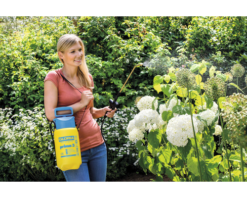 Frau verwendet Gloria Prima 3 Drucksprüher im Garten