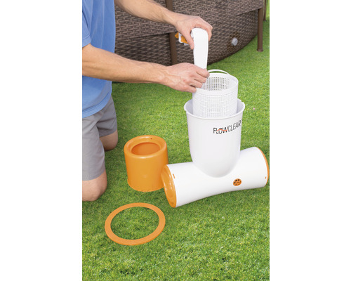 Mann setzt Poolfilterelement in Poolfilterpumpe ein.